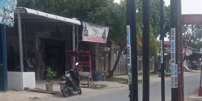 Masyarakat Resah,Kabel Internet Semerawot Diduga tiang Internet Tidak Memiliki Izin  Mabar Hilir, McN  Menjadi Sorotan publik permasalahan pemasangan kabel Internet tidak tertata dengan rapi di berbagai tempat di kelurahan Mabar hilir.  Seperti pemasangan tiang internet diduga tidak memiliki izin sehingga banyak tiang yang berdiri asal letak di bahu jalan ,sehingga sangat menggangu aktivitas masyarakat sekitar,hal serupa juga di katakan oleh warga kelurahan Mabar hilir yang tidak ingin di sebut namanya,bahwa pemasangan tiang internet yang ada di lingkungan tersebut tidak memiliki izin ,baik dari pemerintah setempat dan tidak ada Musyawarah terdahulu bersama masyarakat sekitar",bang,contoh nya di depan gang kami ini,di lingkungan 11 kelurahan Mabar hilir pemasangan tiang tidak ada izin terdahulu kepada warga sini ,sehingga semangkin banyak tiang berdiri sini,sangat menggangu aktivitas keluar Masuk gang disini,yang mana jalan gang ini sangat sempit ,di tambah berapa tiang lagi berdiri di sini sungguh sangat menggangu.  Terkait  keluhan masyarakat tersebut ,LSM penjara PAC Medan Deli angkat bicara ,agar  pemerintah kelurahan Mabar hilir segera  menyurati dinas terkait dan lakukan pembongkaran tiang tiang tersebut,apabila benar tiang tersebut tidak memiliki izin terlebih dahulu,bang",  Harapan kami kepada pemerintah kota Medan untuk kedepan nya,apabila ada pemasangan tiang internet dan kabel Internet diduga tidak memiliki izin terdahulu agar menindak tegas,jangan sampai masyarakat terkena dampaknya.  Red/A.A