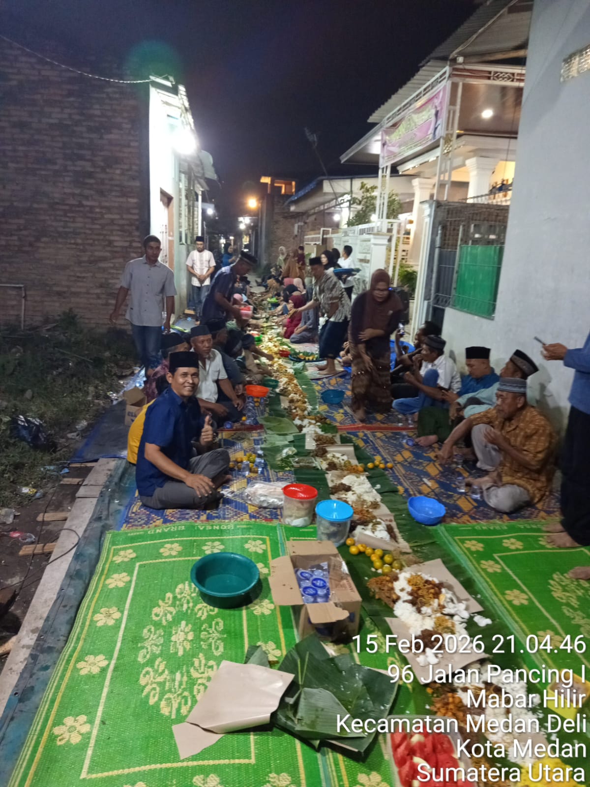 #Tradisi Munggahan Warga gang burung lingkungan Vll kelurahan Mabar hilir kecamatan Medan Deli. Mabar Hilir McN. Masyarakat kelurahan Mabar hilir gang burung lingkungan Vll melaksanakan tradisi Punggahan menyambut bulan suci Ramadhan. Adapun kegiatan tersebut dilaksanakan pada hari Minggu tanggal 15 Febuari 2026 di gang burung lingkungan Vll kelurahan Mabar hilir berjalan dengan lancar. Kepala lingkungan Vll kelurahan Mabar hilir Bambang ermadi yang di dampingi oleh ketua panitia pelaksana Riyadi surahva saat di konfirmasi awak media mengatakan, mengucapkan ribuan terima kasih kepada semua warga gang burung yang sudah kompak dan bersatu dalam melaksanakan tradisi Punggahan,yang mana acara tradisi Punggahan ini juga di yakini dapat Membawah berkah dan kebaikan bagi keluarga dan masyarakat,bang",oleh karena itu, Punggahan dianggap sebagai tradisi yang penting dan dinantikan oleh banyak orang di Indonesia,dan saya berharap kepada masyarakat gang burung agar terus kompak dan bersatu untuk terus melaksanakan tradisi tradisi Punggahan ini tahun yang akan datang , Red/Abdi Andana SH.