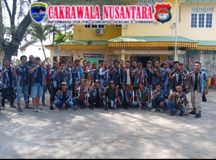 Menyambut Bulan Suci Ramadhan,IPK Mabar Hilir Giat Gotong Royong Pembersihan Area Pemakaman Umum TPU Kelurahan Mabar Hilir.  Mabar Hilir McN.  Pada hari Jumat tanggal 13 februari 2026 bertempat di area pemakaman umum TPU jalan suasa raya lingkungan V kelurahan Mabar hilir kecamatan Medan Deli kota Medan,keluarga besar ikatan pemuda karya (IPK),melaksanakan kegiatan gotong royong di area pemakaman umum TPU.  Saat di konfirmasi awak media Sekretaris IPK kelurahan Mabar Hilir abangnda Yuda amarta Siregar,mengatakan bahwa kegiatan ini untuk menyambut bulan suci Ramadhan 1447H,bang",adapun kegiatan gotong royong ini kita melakukan mengecatkan tembok pemakaman umum TPU, pembersihan rumput rumput ,dan area sekitar pemakaman lainya.  Yang mana didalam kegiatan gotong royong menyambut bulan suci Ramadhan ini turut hadir ketua IPK PAC Medan abangnda Wiwid Widodo,yang di dampingi ketua ranting Mabar Hilir abangnda Irwandi, bendahara ranting abangnda Noto,ketua IPK PUK lingkungan 4 abangnda Edy Suroso ,ketua IPK PUK pasar 3 abangnda ramah Doni.  Ketua IPK PAC Medan Deli abangnda Wiwid Widodo juga menyampaikan,jika bulan suci Ramadhan telah tiba,mari lah kita sambut dengan suka cita dan semangat untuk berpuasa dan beribadah ,bang",semoga kita dapat meraih pahala dan ampunan dari Allah SWT,"ungkapnya  Red/Abdi Andana