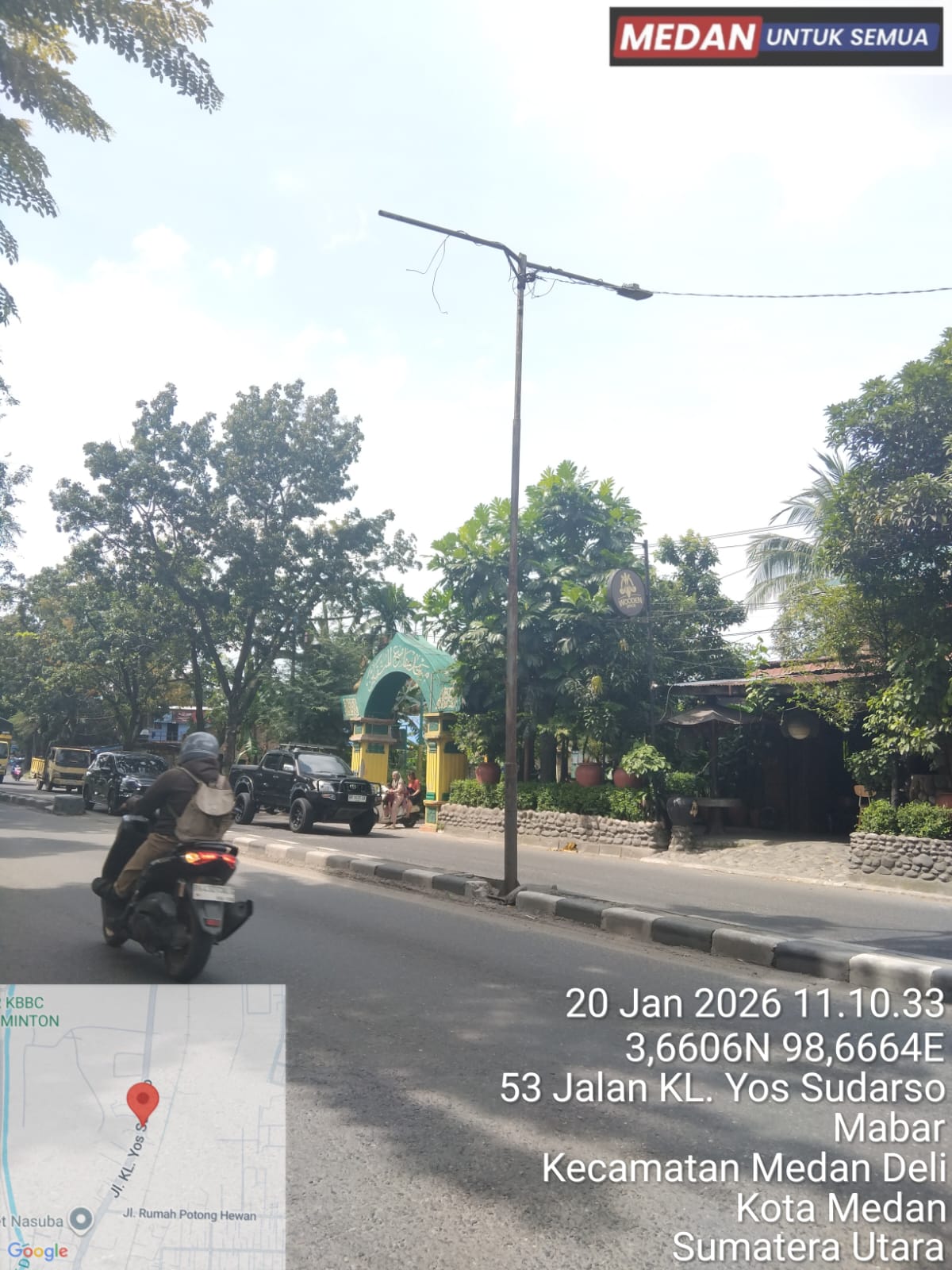 Gawat!!! Kondisi LPJU Jalan Yos Sudarso Lingkungan 2 Mabar kecamatan Medan Deli Padam Total,Sehingga Masyarakat Resah  Mabar McN.  Kondisi lampu penerang jalan umum di jalan Yos Sudarso lingkungan 2 kelurahan Mabar kecamatan Medan Deli kota Medan provinsi sumatera Utara padam total,sehingga masyarakat yang melintas merasa tidak nyaman dan aman dengan kondisi lampu penerang jalan umum tersebut padam.  Dalam pantauan awak media di lokasi tersebut terdapat berapa titik lampu penerang jalan umum tersebut padam total,hal tersebut sudah di laporkan oleh warga sekitar ke dinas terkait,namun hingga kini belum juga ada perbaikan.  Salah seorang warga yang melintas di jalan tersebut ,saat ditemui awak media cakrawala Nusantara se-Indonesia menyampaikan ,bahwa kondisi LPJU Jalan Yos Sudarso lingkungan 2 kelurahan Mabar ini sudah lama padam,bang",sehingga kami yang melintas di jalan Yos Sudarso lingkungan 2 ini sangat merasa cemas dan tidak nyaman,karena aksi kriminal jalanan sering kerap terjadi,serta rawan nya kecelakaan akibat jalan tersebut tidak ada penerangan.harapan kami sebagai masyarakat sekitar di sini yang tiap hari melintasi jalan tersebut,agar pemerintah kota Medan ,khususnya dinas terkait agar segera perbaiki jalan tersebut,jangan sampai menunggu adanya korban jiwa.",  Dengan adanya kondisi LPJU Jalan Yos Sudarso lingkungan 2 kelurahan Mabar tersebut mendapatkan sorotan publik ,baik dari LSM penjara PAC Medan Deli,yang menilai bahwa  kinerja pemerintah kota Medan sangat lambat,sehingga masyarakat juga menilai sulit nya masyarakat jika ingin membuat laporan terkait kondisi LPJU Jalan Yos Sudarso lingkungan 2 kelurahan Mabar tersebut ,harapan kami dari LSM penjara PAC Medan Deli,agar dinas terkait harus cepat tanggap dengan hal keluhan masyarakat,apabila ini terkait kondisi keamanan masyarakat di jalan umum,ungkapnya salah seorang anggota LSM penjara PAC Medan Deli.  Red/A.A
