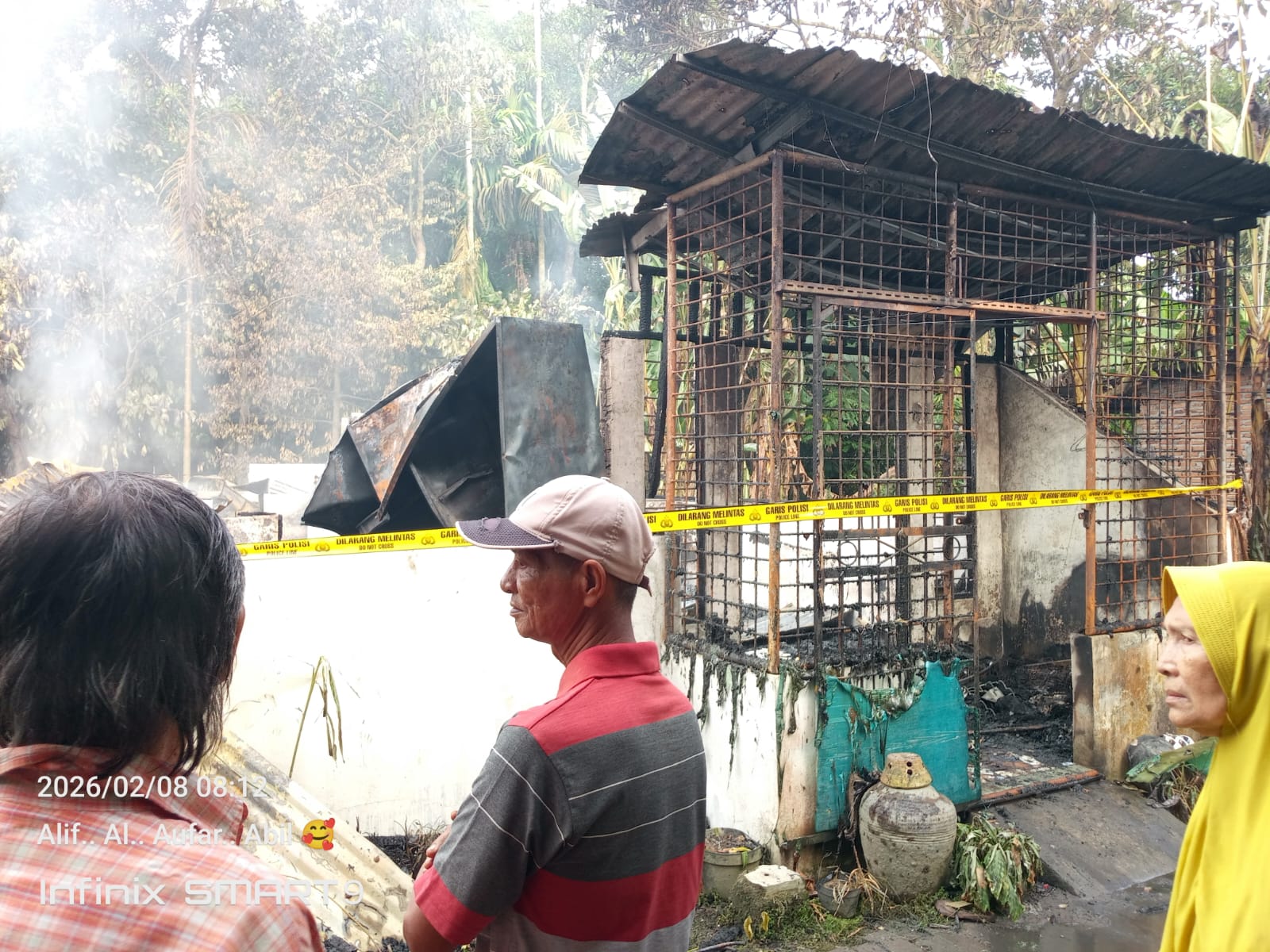 "Miris",Bantuan Material Pemerintah Tak Kunjung Turun,Rahmadani Korban Kebakaran Rumah Di Desa Kelambir 5 Kelumpang Kampung Deli Serdang Menunggu Kepastian.  Hamparan Perak#McN  Sangat menyedihkan nasib yang dialami rahmadani Warga Kelambir V Kelumpang Kampung kecamatan hamparan perak kabupaten Deli Serdang,yang menjadi korban kebakaran rumah pada tanggal 08 Febuari 2026,sekitar pukul 03:30 wib yang hingga kini belum mendapatkan bantuan material dari pemerintah kabupaten Deli Serdang untuk membangun kembali rumahnya tersebut.  Rahmadani(korban),saat mendatangi kantor awak media,mengungkapkan rasa kesedihan yang mendalam serta kecewaan terhadap pemerintah kabupaten Deli Serdang yang kini belum memberikan bantuan berupa material untuk rumah nya yang menjadi korban kebakaran,sehingga saat ini ramhadani harus mengusi di tempat tinggal dari rumah  kerumah saudara karena tidak memiliki biaya untuk kontrak rumah,bang",  Rahmadani juga mengungkapkan rasa kecewa nya terhadap pemerintah kabupaten Deli Serdang,yang mana hingga saat ini belum ada bantuan material dari pemerintah untuk saya,bang ",saya juga sudah berkali kali mendatangi kantor desa ,untuk pertanyakan hal tersebut,namun dari pihak desa hanya menjawab ,harap sabar karena sedang di usulkan,harapan saya kepada pemerintah kabupaten Deli Serdang,agar segera betul betul perhatikan kondisi saya saat ini.  Red/