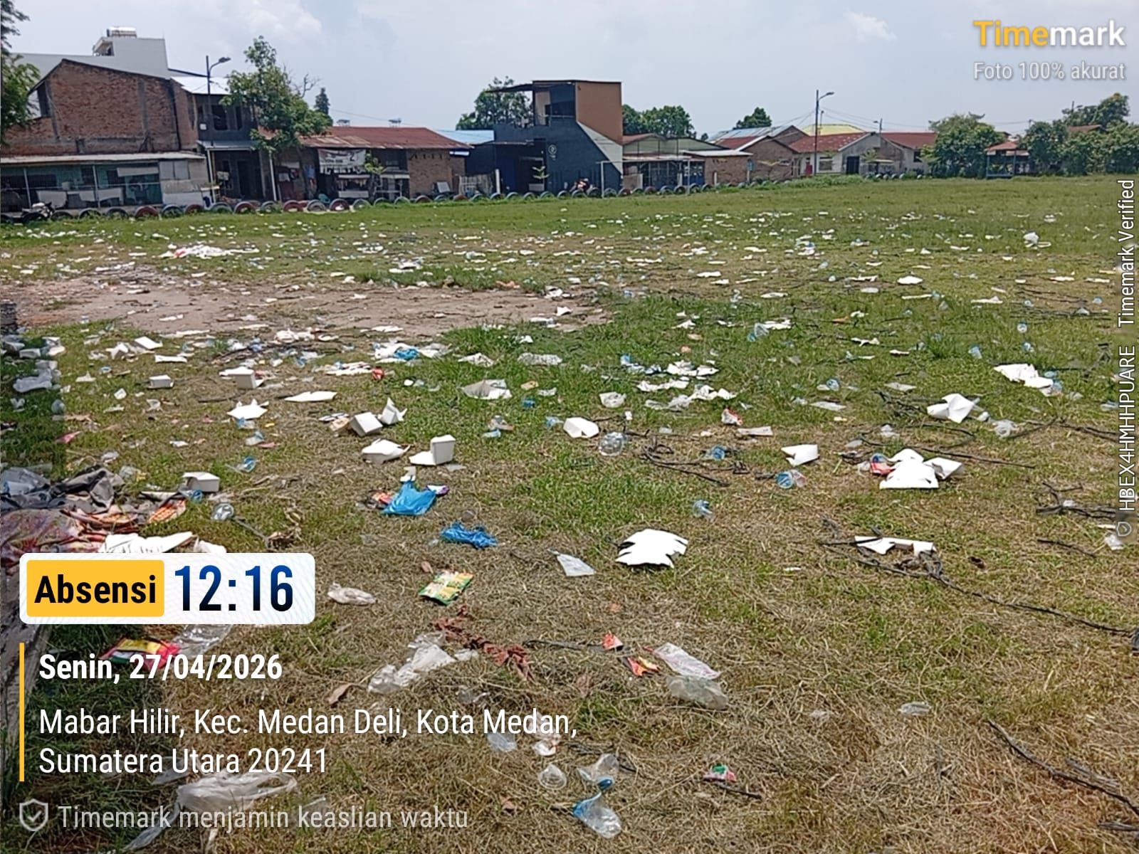 Lapangan Bola Sriwijaya Kelurahan Mabar Hilir Di Penuhi Sampah Berserakan ,Seusai Pelaksanaan Sosialisasi Ketua DPRD kota Medan Terkait Peraturan Daerah Tentang Pengelolaan Sampah. Mabar Hilir/McN Lembaga swadaya masyarakat LSM penjara PAC Medan Deli menyoroti atas terjadinya sampah berserakan di lapangan bola Sriwijaya kelurahan Mabar Hilir kecamatan Medan Deli,adapun sampah berserakan tersebut diduga bekas acara sosper(sosialisasi peraturan daerah tentang pengelolaan Persampahan)yang di laksanakan oleh ketua DPRD kota Medan pada hari Minggu tanggal 26 April 2026 kemarin. Dengan terlihat sampah yang berserakan di lapangan bola Sriwijaya tersebut, masyarakat yang menilai bahwa hal tersebut adalah suatu pemandangan yang tidak baik,serta menimbulkan rasa tidak nyaman bagi masyarakat sekitar. Hal serupa juga di sampaikan oleh kordinator investigasi LSM penjara PAC Medan Deli abangnda abdi Andana,yang mana beliau menyampaikan rasa kecewanya terhadap panitia pelaksana sosialisasi peraturan daerah tentang tentang pengelolaan Persampahan yang dilaksanakan pada hari Minggu kemarin oleh ketua DPRD kota Medan Drs.Wong Chun Sen,M.Pd.B. Seharusnya dalam kegiatan acara SOSPER tersebut yang bertema(Sosialisasi Perda no 7 tahun 2024 tentang perubahan atas peraturan kota Medan nomor 6 tahun 2015 tentang pengelolaan Persampahan)bisa menjadi contoh serta pedoman untuk masyarakat dalam pengelolaan Persampahan tersebut,tetapi malah sebalik nya,seusai acara tersebut lapangan yang tadi nya bersih menghijau,namun kini menjadi pemandangan yang kurang baik serta bisa menimbulkan dampak penyakit bagi masyarakat sekitarnya. Kami dari LSM penjara PAC Medan Deli juga berharap kepada tim ketua DPRD kota Medan agar kira nya bisa memberikan himbauan kepada panitia pelaksana,agar segera membersihkan lokasi lapangan bola Sriwijaya. Red/AA