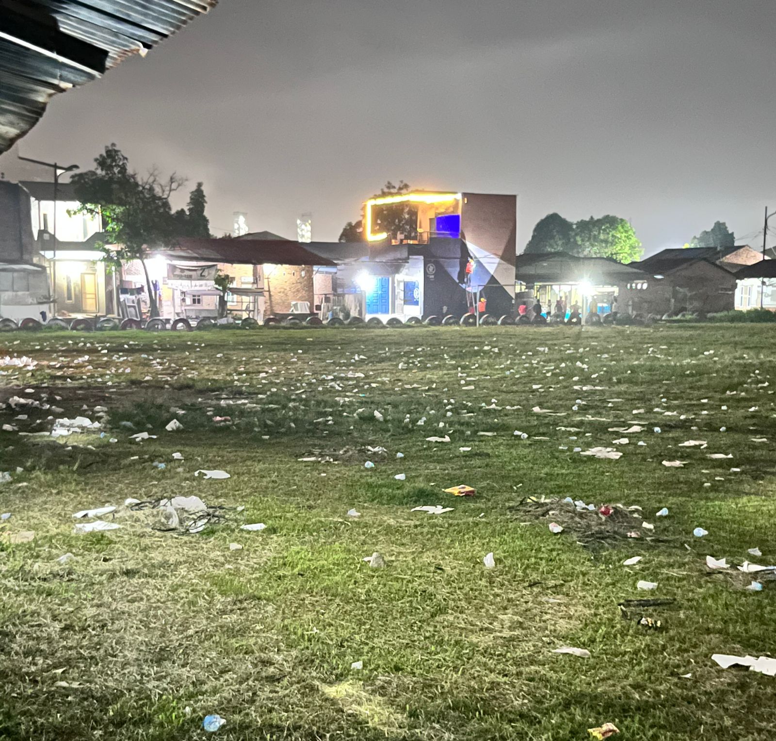 Lapangan Bola Sriwijaya Kelurahan Mabar Hilir Di Penuhi Sampah Berserakan ,Seusai  Pelaksanaan Sosialisasi Ketua DPRD kota Medan Terkait Peraturan Daerah Tentang Pengelolaan Sampah.  Mabar Hilir/McN  Lembaga swadaya masyarakat LSM penjara PAC Medan Deli menyoroti atas terjadinya sampah berserakan di lapangan bola Sriwijaya kelurahan Mabar Hilir kecamatan Medan Deli,adapun sampah berserakan tersebut diduga bekas acara sosper(sosialisasi peraturan daerah tentang pengelolaan Persampahan)yang di laksanakan oleh ketua DPRD kota Medan pada hari Minggu tanggal 26 April 2026 kemarin.  Dengan terlihat sampah yang berserakan di lapangan bola Sriwijaya tersebut, masyarakat yang menilai bahwa hal tersebut adalah suatu pemandangan yang tidak baik,serta menimbulkan rasa tidak nyaman bagi masyarakat sekitar.  Hal serupa juga di sampaikan oleh kordinator investigasi LSM penjara PAC Medan Deli abangnda abdi Andana,yang mana beliau menyampaikan rasa kecewanya terhadap panitia pelaksana sosialisasi peraturan daerah tentang tentang pengelolaan Persampahan yang dilaksanakan pada hari Minggu kemarin oleh ketua DPRD kota Medan Drs.Wong Chun Sen,M.Pd.B.  Seharusnya dalam kegiatan acara SOSPER tersebut yang bertema(Sosialisasi Perda no 7 tahun 2024 tentang perubahan atas peraturan kota Medan nomor 6 tahun 2015 tentang pengelolaan Persampahan)bisa menjadi contoh serta pedoman untuk masyarakat dalam pengelolaan Persampahan tersebut,tetapi malah sebalik nya,seusai acara tersebut lapangan yang tadi nya bersih menghijau,namun kini menjadi pemandangan yang kurang baik serta bisa menimbulkan dampak penyakit bagi masyarakat sekitarnya.  Kami dari LSM penjara PAC Medan Deli juga berharap kepada tim ketua DPRD kota Medan agar kira nya bisa memberikan himbauan kepada panitia pelaksana,agar segera membersihkan lokasi lapangan bola Sriwijaya.  Red/AA