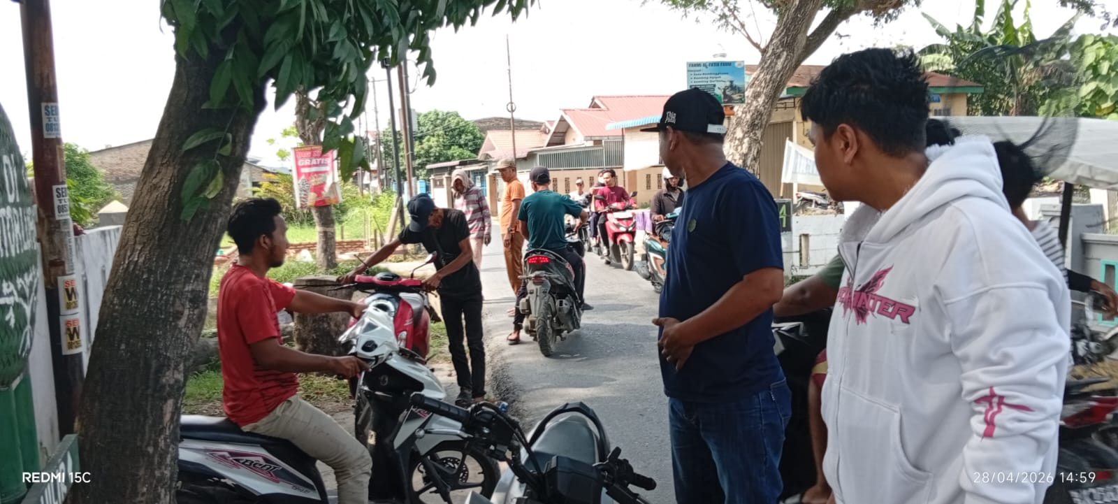 NGERI !!!Tidak Ada Pembatas Titi Parit Benteng Mabar Hilir,Jadi Titik Rawan Kecelakaan Bagi Pengendara Yang Melintas. Mabar Hilir McN. Minimnya perhatian dari pemerintah dengan kondisi infrastruktur yang ada di kelurahan Mabar hilir,sehingga masyarakat merasa resah dan cemas terhadap Titi parit yang berada di depan kantor lurah Mabar hilir. Pada hari Selasa siang sekitar pukul 15:00 wib salah seorang pengendara sepeda motor telah terjatuh ke dalam parit benteng yang berada di jalan suasa raya kelurahan Mabar hilir (depan kantor lurah Mabar hilir),akibat dari insiden tersebut sepeda motor beserta pengendara nya terjatuh kedalam parit. Adapun hal tersebut terjadi karena kondisi Titi parit benteng tersebut tidak memliki pembatas jalan atau parit,sehingga banyak pengendara yang selalu waspada ketika melintas di jalan tersebut. Dengan terjadi nya peristiwa tersebut ,LSM penjara PAC Medan Deli menilai bahwa kinerja pemerintah kota Medan sangat lambat,karna hal serupa sudah berkali kali LSM penjara PAC Medan Deli beserta media ,meminta agar pemerintah segera memasang pembatas Titi parit tersebut,namun hingga terjadi lagi korban pengendara sepeda motor terjatuh pada hari ini ,belum juga terlaksanakan pemasangan pembatas tersebut. Media dan LSM juga menyoroti kinerja pemerintah yang seakan mengabaikan keluhan masyarakat terkait infrastruktur yang ada di kelurahan Mabar hilir,sama sama kita lihat kalau jalan suasa raya ini sangat lah ramai pengendara yang melintas,harus nya pemerintah bisa mengambil langkah bijak untuk masyarakat,agar masyarakat tidak merasa resah dan cemas terhadap infrastruktur dan kondisi Titi parit benteng tersebut. Red/AA