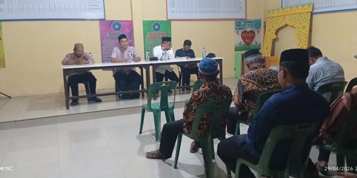 Rapat Perdana Pengurus TPU(Tempat Pemakaman Umum)Periode 2026-2031, Kelurahan Mabar Hilir kecamatan Medan Deli. Mabar Hilir#McN Pada hari rabu tanggal 29 April 2026 bertempat di aula kantor lurah Mabar hilir jalan suasa raya lingkungan V kelurahan Mabar Hilir kecamatan Medan Deli sekitar pukul 20:30 wib hingga selesai .Rapat Perdana Pengurus TPU kelurahan Mabar Hilir berjalan dengan sukses dan lancar. Dalam agenda rapat perdana adalah pertama pembahasan pembenahan teknis dalam kegiatan di tempat pemakaman umum serta pembahasan struktur penguran baru,agar kedepan nya tempat pemakaman umum TPU kelurahan Mabar Hilir semangkin teratur dan maju. Adapun rapat perdana pengurus TPU tersebut di hadiri oleh seluruh Bilal mayat,stm lingkungan,dan kepala lingkungan yang ada di kelurahan Mabar Hilir. Dalam kata sambutan nya,ketua pengurus TPU abangnda Riadi surahva yang di dampingi oleh sekretaris abangnda Dian ,dan bendahara Dodi Suwandi tarigan ,mengatakan,jika rapat ini malam kita mulai dari pembenahan teknis kegiatan kedepanya,dan selanjutnya kita akan melakukan pembahasan terkait peluasan lahan baru,bang",saya berharap kedepan nya kita semua pengurus saling kompak dan semangat untuk membawa perubahan di TPU kelurahan Mabar Hilir ini,ujarnya. Red/Abdi Andana SH