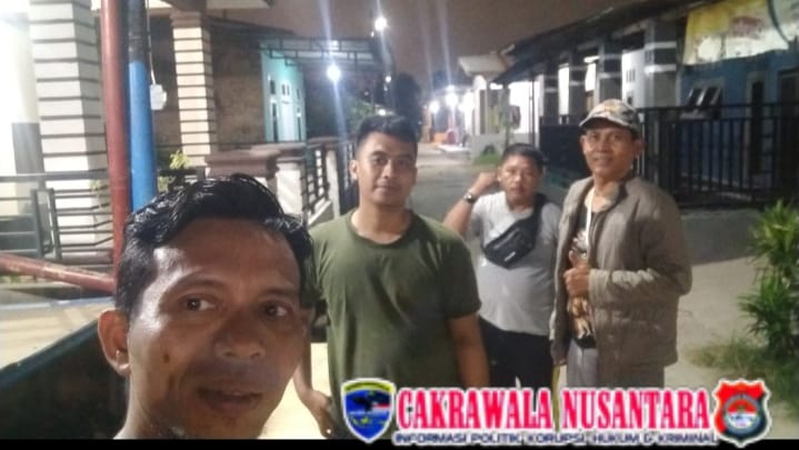 Bambang Ermadi,Merperkuat Kamtibmas Bersama Masyarakat Lingkungan Vll Kelurahan Mabar Hilir Kecamatan Medan Deli.  Mabar Hilir#McN  Pada hari kamis tanggal 07 mei 2026 bertempat di jalan pancing lingkungan Vll gang burung kelurahan Mabar hilir telah terpantau awak media kegiatan rutin masyarakat lingkungan Vll dalam melaksanakan kegiatan  ronda keamanan lingkungan.  Adapun kegiatan tersebut dilaksanakan setiap harinya di wilayah lingkungan Vll Kelurahan Mabar hilir kecamatan Medan Deli,  Bambang Ermadi selaku kepala lingkungan Vll Kelurahan Mabar hilir saat di temui awak media, turut menyampaikan rasa terima kasih kepada warga lingkungan Vll atas kepedulianya terhadap keamanan lingkungan,bang"yang mana hingga saat ini warga lingkungan Vll masih tetap kompak dan semangat untuk melaksanakan kegiatan ronda keamanan lingkungan,saya berharap adanya Ronda keamanan lingkungan ini bisa mewujudkan Kamtibmas serta mempererat hubungan silaturrahmi antar warga di lingkungan Vll Kelurahan Mabar hilir ini.  Disela sela kegiatan ronda keamanan lingkungan Vll Kelurahan Mabar hilir yang berlokasi di gang burung, juga hadir kordinator pelaksana Ronda keamanan lingkungan abangnda riyadi surahva,beliau juga menyampaikan sedikit kata terkait aktivitas rutin kegiatan ronda keamanan lingkungan ini bisa menjadi contoh kepada lingkungan lain nya yang ada di kelurahan Mabar hilir kecamatan Medan Deli ini,bang", demi menciptakan rasa nyaman dan tenang bagi masyarakat, apa lagi untuk saat ini kita masih banyak melihat kejahatan kriminal seperti aksi tawuran, geng motor serta kejahatan begal dimana mana , dengan di laksanakan nya ronda keamanan lingkungan ini bisa menjadi lingkungan Vll ini terjaga dari hal tersebut, ungkapnya.  Red/Abdi Andana, SH, McN