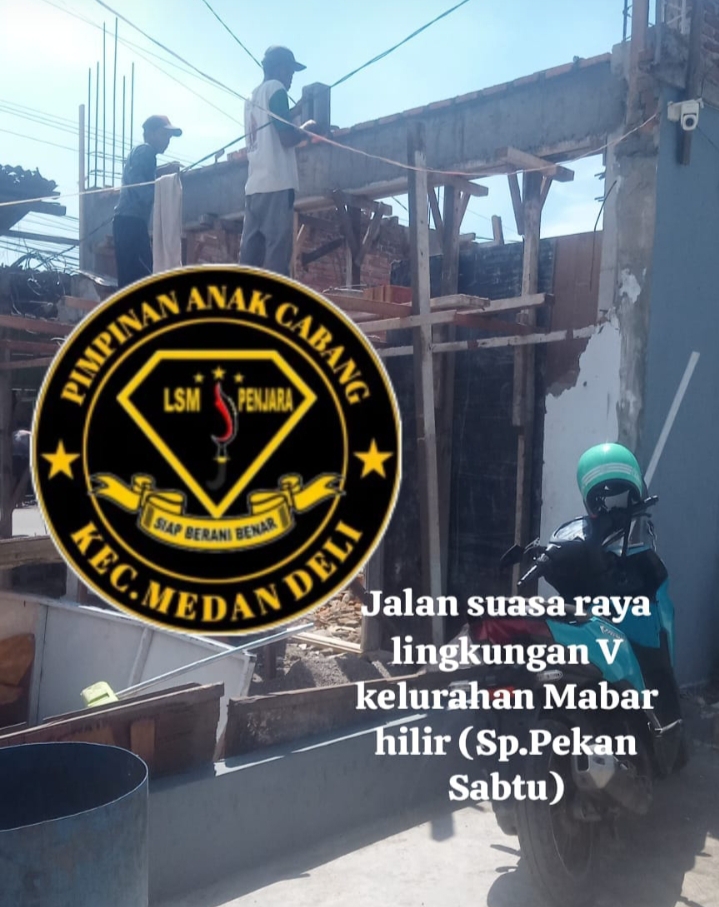LSM PENJARA PAC MEDAN DELi "Soroti"Bangunan Ruko Di Suasa Raya Lingkungan V Mabar Hilir Kecamatan Medan Deli Tidak Memilki PBG. Mabar Hilir#McN Dalam pantauan lembaga sosial kontrol LSM ,terdapat bangunan ruko tanpa PBG di jalan suara raya lingkungan V (simpang pekan Sabtu )kelurahan Mabar hilir kecamatan Medan Deli kota Medan provinsi sumatera Utara,hal tersebut menjadi sorotan dari kalangan media dan Lembaga sosial kontrol (LSM),betapa lemah nya peraturan daerah di kota Medan terkait PBG,sehingga masyarakat mengabaikan peraturan tentang mendirikan bangunan. Yang mana sudah tertera dalam PP No.16 tahun 2021,pemilik bangunan tanpa PBG terancam sanksi administratif berupa, peringatan tertulis, penghentian sementara, pembongkaran bangunan,serta denda maksimal 10%dari nilai bangunan. Lembaga swadaya masyarakat LSM penjara PAC Medan Deli,beserta awak media ,menekan kan agar pihak kecamatan Medan Deli menyurati satpol PP kota Medan serta dinas Perkim,agar segera membongkar bangunan tanpa PBG tersebut,LSM penjara PAC Medan Deli juga mengingat kan kepada pemerintah kota Medan, terkhusus kepada satuan polisi pamong praja Pol PP ,dan dinas perkim agar tetap menindak tegas bangunan tanpa PBG yang ada di Medan Deli dan sekitarnya nya. Red#