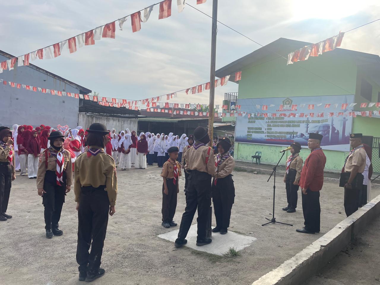 Semarak Merah Putih ,Pawai Budaya Warnai HUT RI ke 81,Di MTS AL-MAHRUS kecamatan Medan Deli. Mabar Hilir#McN Sebanyak 500 siswa mengikuti pawai kemerdekaan untuk memperingati HUT RI ke 81 tahun,Senin 17 Agustus 2026.pawai menempuh rute 3KM di sekitar lingkungan sekolah. Pawai dilepas oleh kepala MTS AL-MAHRUS bapak Baharudin,S,Ag.saat di konfirmasi awak media kepala Mts mengatakan ,ini kegiatan rutin setiap tahunnya,bang",tujuanya menanamkan rasa cinta tanah air dan menghargai jasa para pahlawan kepada anak anak didik kita. Sepanjang jalan siswa kompak meneriakan yel-yel "Merdeka! Merdeka!.warga sekitar pun juga ikut menyaksikan dan mengabadikan momen tersebut. Disamping itu turut berikan apresiasi dari sekretaris LSM penjara PAC Medan Deli abangnda Abdi Andana,SH. Kepada siswa-siswi Mts AL-MAHRUS yang penuh dengan semangat serta antusiasme siswa siswi Mts AL-MAHRUS Dalam memperingati HUT RI ke 81 tahun,bang",saya juga merasa bangga kepada seluruh guru Mts AL-MAHRUS yang telah mendidik anak-anak murid nya,menjadi mengenal lebih kental nilai nilai perjuangan pahlawan kemerdekaan Indonesia",ujarnya Red#Abdi Andana,SH