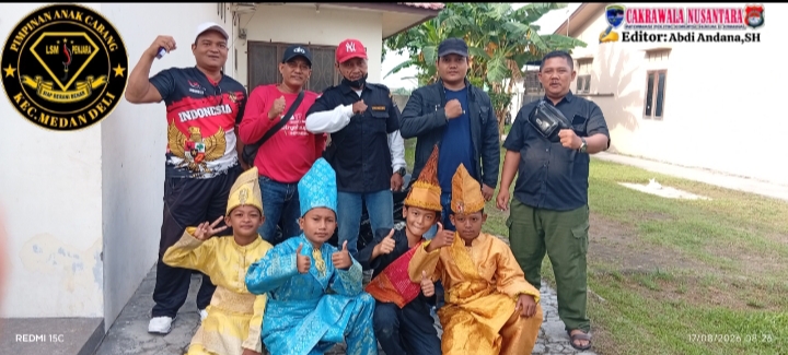 Sukses Gelar Rangkaian 17-an, LSM penjara PAC Medan Deli Apresiasi Kepanitia Kemerdekaan Lingkungan Vll Mabar Hilir.  Mabar Hilir#McN
Lembaga swadaya masyarakat LSM penjara PAC Medan Deli memberikan apresiasi setinggi-tingginya kepada seluruh panitia pelaksana HUT RI ke-81 tahun tingkat lingkungan.  Apresiasi tersebut disampaikan oleh ketua PAC LSM penjara Medan Deli abangnda Abdurrahim Lubis(wawek),"Kami dari LSM penjara mengapresiasi kerja keras panitia kemerdekaan,ditenga keterbatasan anggaran dan waktu,mereka mampu menggelar rangkaian kegiatan dengan meriah,tertib,dan melibatkan seluruh elemen masyarakat,"ujarnya  Abdi Andana SH,selaku sekretaris LSM penjara PAC Medan Deli menyampaikan, suksesnya peringatan HUT RI ke-81 tahun ini menjadi bukti bahwa semangat gotong royong dan nasionalisme warga lingkungan Vll Masih tinggi.  "Panitia sudah bekerja keras,pawai budaya,lomba,sampai pembagian hadiah,ini harus kita dukung kedepan nya,dan kami dari LSM penjara siap bersinergi agar kegiatan tahun depan bisa lebih besar lagi l,"tambahnya  Red#Abdi Andana SH