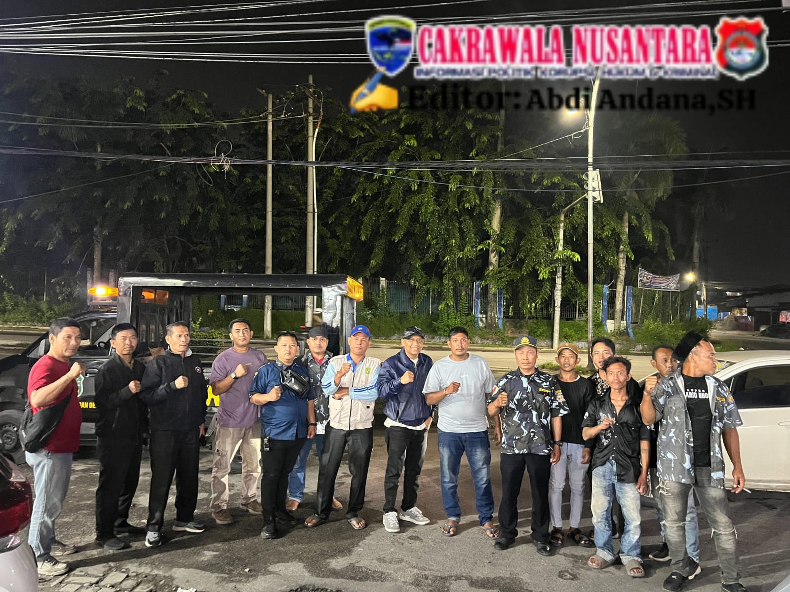 AMPI kecamatan Medan Deli Kolaborasi Dengan Posko Trantibum kecamatan Medan Deli,"Jaga Ketertiban umum", Medan Deli#McN
Dalam rangka menjaga ketertiban umum dan keamanan masyarakat,Posko Trantibum kecamatan Medan Deli menggandeng angkatan muda pembaharuan Indonesia AMPI kecamatan Medan Deli untuk menggelar patroli gabungan di wilayah kecamatan Medan Deli dan sekitarnya. Kegiatan yang dipusatkan diposko Trantibum kantor camat Medan Deli ini dimulai tanggal 12 September 2026,Patroli menyasar titik titik rawan tindakan kriminal,serta wilayah keramaian yang di kecamatan Medan Deli. Adapun posko Trantibum kecamatan Medan Deli dipimpin langsung oleh bapak camat Medan Deli M.Aidiel putra Pratama,S.STP,M,AP yang didampingi oleh bapak kasi trantib kecamatan Medan Deli bapak bardansyah Harahap SH. "Camat Medan Deli mengapresiasi sinergi yang terjalin, kolaborasi dengan AMPI sangat membantu kami di lapangan,anak muda punya semangat dan energi untuk mengedukasi masyarakat agar tertib ,"ujarnya Ketua AMPI kecamatan Medan Deli abangnda Ronsen yang didampingi ketua AMPI kelurahan Mabar hilir Abangnda Abdi Andana SH,menyampaikan terima kasih kepada bapak camat Medan Deli yang sudah mengundang AMPI kecamatan Medan Deli untuk bergabung melaksanakan posko trantibum kecamatan Medan Deli,semoga kedepan nya AMPI dan pemerintah kecamatan Medan Deli tetap bekerja sama dalam menciptakan wilayah menjadi tertib dan aman,"ujarnya Red#Abdi Andana SH