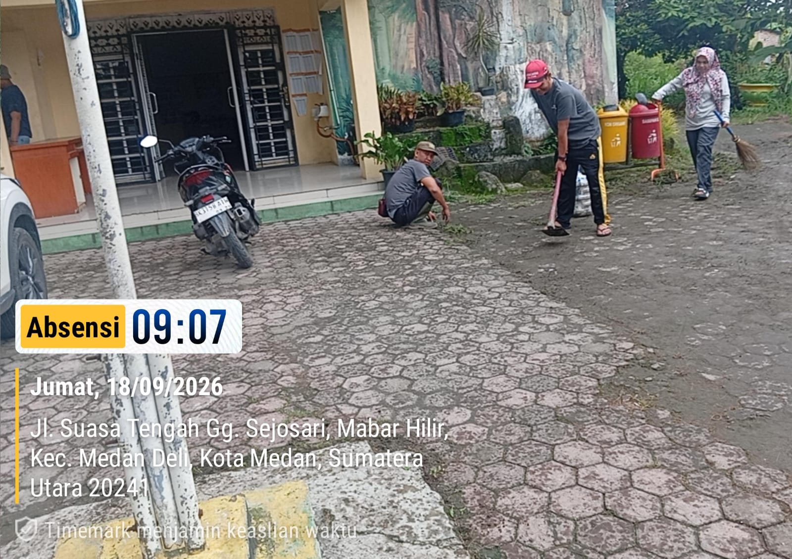 Aparatur kelurahan Mabar Hilir gelar Gotong Royong Bersihkan lingkungan kantor kelurahan.  Mabar Hilir -McN
Semangat gotong royong kembali terlihat di kelurahan Mabar Hilir kecamatan Medan Deli kota Medan pada hari Jumat tanggal 18 September 2026,Seluruh staf kelurahan Mabar Hilir dan kepala lingkungan serta petugas kebersihan menggelar kegiatan kerja bakti massal di area kantor lurah mabar hilir.  Kegiatan ini dimulai pukul 08:00 WIB ini menyasar pembersihan halaman kantor,selokan,pemangkasan rumput liar didepan kantor lurah mabar hilir,bapak lurah mabar hilir Bardansyah SH, memimpin langsung kegiatan tersebut.  "Gotong royong ini bukan hanya sekedar membersihkan lingkungan kantor,tapi juga untuk memupuk kebersamaan dan rasa memiliki terhadap kantor kelurahan sebagai rumah pelayanan warga, lingkungan yang bersih akan membuat pelayanan menjadi lebih nyaman"Ujar lurah Bardansyah SH,disela sela kegiatan.  Red#Abdi Andana SH.