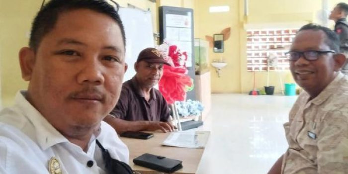 LSM Penjara Sambangi Dinas Ketahanan Pangan Kota Medan,Minta Transparansi Penyaluran Beras Pangan. Medan Deli-McN Lembaga swadaya masyarakat LSM penjara PAC Medan Deli melakukan kunjungan kerja dan audensi ke kantor dinas ketahanan pangan,Pertanian dan perikanan kota Medan di jalan Bilal pada kamis 24 September 2026. Kunjungan tersebut dipimpin langsung oleh ketua PAC LSM penjara medan Deli Abdurahim Lubis wawek,kedatangan LSM penjara tersebut diterima oleh Kabid ketersediaan dan distribusi pangan kota Medan bapak indra utama Hutagalung,. Dalam pertemuan itu,LSM penjara PAC Medan menyoroti beberapa persoalan di lapangan terkait penyaluran bantuan pangan beras 30 kg untuk keluarga penerima manfaat(KPM). "kami datang bukan mencari kesalahan,tapi untuk memastikan hak masyarakat,khususnya lansia dan warga miskin yang tidak memiliki HP,tetap tersalurkan tanpa dipersulit syarat IKD,"ujar ketua LSM penjara PAC Medan Deli Abdurahim Lubis wawek,yang di dampingi sekretaris abdi andana. "Ia juga meminta agar dinas lebih aktif melakukan sosialisasi kepada masyarakat dan kepala lingkungan,agar tidak ada warga yang gagal menerima bantuan hanya karena kendala administrasi kependudukan," Menanggapi hal tersebut,perwakilan dinas ketahanan pangan kota Medan menjelaskan bahwa mekanisme penyaluran tahun 2026 menang telah terintegrasi dengan data dtks dan dukcapil,namun untuk warga lansia dan disabilitas secara manual melalui kelurahan. Red#AB