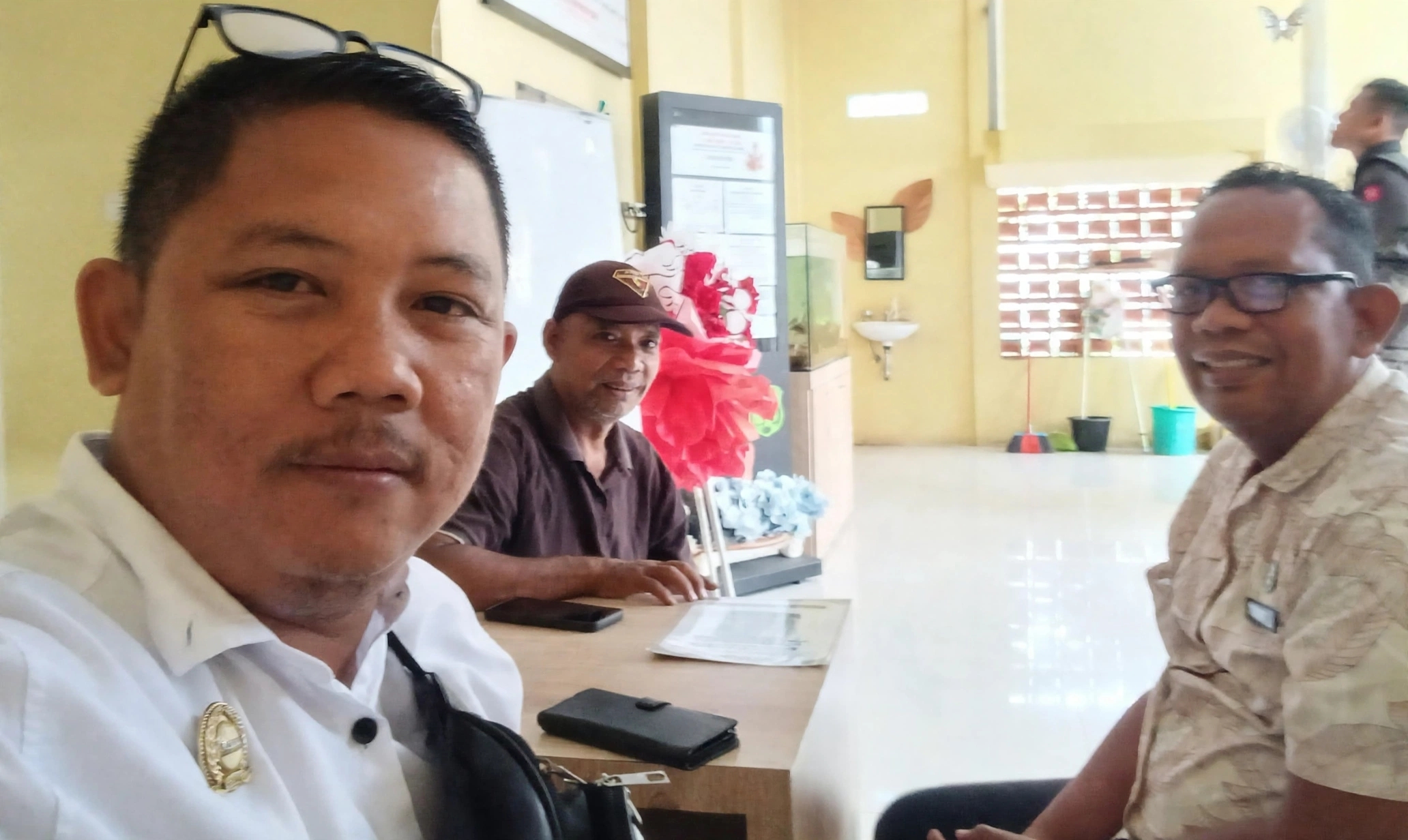LSM Penjara Sambangi Dinas Ketahanan Pangan Kota Medan,Minta Transparansi Penyaluran Beras Pangan.  Medan Deli-McN
Lembaga swadaya masyarakat LSM penjara PAC Medan Deli melakukan kunjungan kerja dan audensi ke kantor dinas ketahanan pangan,Pertanian dan perikanan kota Medan  di jalan Bilal pada kamis 24 September 2026.  Kunjungan tersebut dipimpin langsung oleh ketua PAC LSM penjara medan Deli Abdurahim Lubis wawek,kedatangan LSM penjara tersebut diterima oleh Kabid ketersediaan dan distribusi pangan kota Medan bapak indra utama Hutagalung,.  Dalam pertemuan itu,LSM penjara PAC Medan menyoroti beberapa persoalan di lapangan terkait penyaluran bantuan pangan beras 30 kg untuk keluarga penerima manfaat(KPM).  "kami datang bukan mencari kesalahan,tapi untuk memastikan hak masyarakat,khususnya lansia dan warga miskin yang tidak memiliki HP,tetap tersalurkan tanpa dipersulit syarat IKD,"ujar ketua LSM penjara PAC Medan Deli Abdurahim Lubis wawek,yang di dampingi sekretaris abdi andana.  "Ia juga meminta agar dinas lebih aktif melakukan sosialisasi kepada masyarakat dan kepala lingkungan,agar tidak ada warga yang gagal menerima bantuan hanya karena kendala administrasi kependudukan,"  Menanggapi hal tersebut,perwakilan dinas ketahanan pangan kota Medan menjelaskan bahwa mekanisme penyaluran tahun 2026 menang telah terintegrasi dengan data dtks dan dukcapil,namun untuk warga lansia dan disabilitas secara manual melalui kelurahan.  "kami apresiasi masukan dari LSM,kami akan terus perbaiki sistem distribusi agar lebih transparan dan tepat sasaran,"  Red#AB