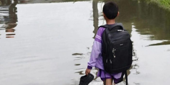 Janji Tinggal Janji,"Jalan suasa Tenga LK V Bak Kolam Renang,"Anak Sekolah Terjang Banjir, Pejabat Bungkam !!! MABAR HILIR _McN Kondisi jalan rusak dan terendam banjir serta drainase tak memadai di jajan suasa Tenga lingkungan V kelurahan Mabar Hilir kecamatan Medan Deli kota Medan,mangkin memperhatinkan.ironisnya,janji manis pejabat kini tak kunjung terealisasi. Pantauan dilapangan,Sabtu(26-09- 2026),jalan penghubung yang menjadi akses utama anak sekolah itu tergenang banjir setinggi lutut orang dewasa.seorang siswa SD terlihat harus melepas sepatu dan mengangkat celananya untuk bisa sampai ke sekolah, sementara pengendara motor harus mendorong kendaraannya karena mogok terendam air. "Setiap hujan sedikit saja,langsung banjir.sudah bertahun tahun seperti ini.katanya mau di perbaiki jalan dan drainase di suasa Tenga lingkungan V kelurahan Mabar Hilir ini,tapi sampai sekarang cuma Janji ,"ujar seorang warga yang enggan disebut namanya. Warga mengaku sudah berulang kali mengadu ke kelurahan,bahkan ke dinas SDABMBK kota Medan,jawaban selalu sudah di usulkan," Warga mendesak wali kota Medan Rico Tri Putra Bayu Waas untuk segera perbaiki tersebut Red#AB