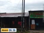 Diduga Tak Berizin,Tiang internet Menjamur Di Mabar Hilir,LSM Penjara Minta Satpol-PP Tindak Tegas Tiang Tersebut. MABAR HILIR _McN Warga kelurahan Mabar Hilir kecamatan Medan Deli kota Medan,mengeluhkan maraknya pemasangan tiang jaringan internet/fiber optik yang diduga tidak memiliki izin resmi. Pantauan dilapangan,puluhan tiang baru terpasang disepanjang pemukiman warga,di bahu jalan hingga depan rumah warga tanpa adanya pemberituan maupun sosialisasi sebelumnya. "salah seorang warga Mabar hilir yang enggan disebutkan namanya mengatakan, pemasangan tiang dilakukan secara sepihak,yang mana kita ketahui tiba tiba sudah berdiri saja tiangnya didepan rumah,kami tidak perna dimintai izin,katanya untuk internet,tapi tidak tahu provider apa dan izinya ada atau tidak,"ujarnya Menanggapi hal keluhan masyarakat serta kondisi dilapangan,LSM penjara meminta dinas perumahan,kawasan permukiman cipta karya dan tata ruang(Perkim Cikataru)serta satuan polisi pamong praja Satpol-PP kota Medan untuk menindak tegas serta pembongkaran terhadap tiang internet yang diduga tidak memiliki izin resmi,Bang,"karena sudah kita konfirmasi melalui pihak kelurahan Mabar Hilir bahwa keberadaan tiang tersebut mereka tidak mengetahui,dan tidak memiliki izin terdahulu keluhan kelurahan Mabar Hilir", Yang mana sama sama kita lihat bahwa banyak tiang internet serta kabel yang tidak tertata dengan rapi,sehingga menggangu dan membahayakan aktivitas masyarakat sekitar. Red#AN