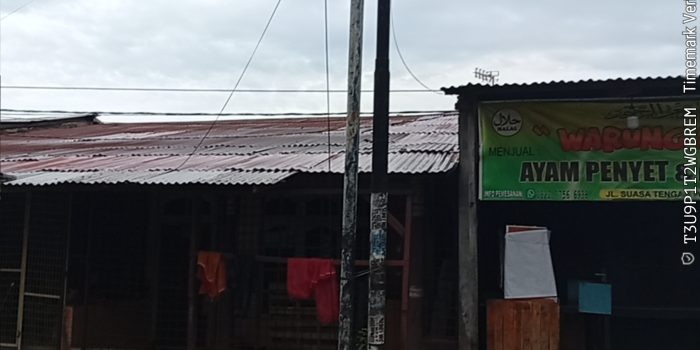 Diduga Tak Berizin,Tiang internet Menjamur Di Mabar Hilir,LSM Penjara Minta Satpol-PP Tindak Tegas Tiang Tersebut. MABAR HILIR _McN Warga kelurahan Mabar Hilir kecamatan Medan Deli kota Medan,mengeluhkan maraknya pemasangan tiang jaringan internet/fiber optik yang diduga tidak memiliki izin resmi. Pantauan dilapangan,puluhan tiang baru terpasang disepanjang pemukiman warga,di bahu jalan hingga depan rumah warga tanpa adanya pemberituan maupun sosialisasi sebelumnya. "salah seorang warga Mabar hilir yang enggan disebutkan namanya mengatakan, pemasangan tiang dilakukan secara sepihak,yang mana kita ketahui tiba tiba sudah berdiri saja tiangnya didepan rumah,kami tidak perna dimintai izin,katanya untuk internet,tapi tidak tahu provider apa dan izinya ada atau tidak,"ujarnya Menanggapi hal keluhan masyarakat serta kondisi dilapangan,LSM penjara meminta dinas perumahan,kawasan permukiman cipta karya dan tata ruang(Perkim Cikataru)serta satuan polisi pamong praja Satpol-PP kota Medan untuk menindak tegas serta pembongkaran terhadap tiang internet yang diduga tidak memiliki izin resmi,Bang,"karena sudah kita konfirmasi melalui pihak kelurahan Mabar Hilir bahwa keberadaan tiang tersebut mereka tidak mengetahui,dan tidak memiliki izin terdahulu keluhan kelurahan Mabar Hilir", Yang mana sama sama kita lihat bahwa banyak tiang internet serta kabel yang tidak tertata dengan rapi,sehingga menggangu dan membahayakan aktivitas masyarakat sekitar. Red#AN