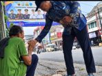 Ket Poto:
Di bawah bando raksasa yang memajang wajah para pejabat, seorang lansia menengadahkan tangan di tepi jalan demi sesuap nasi. Ketika Kabupaten Labuhanbatu merayakan usia ke-81 dengan kemegahan seremoni, potret kehidupan di luar panggung mengingatkan bahwa pembangunan belum selesai hanya dengan deretan angka dan klaim capaian. (lb.02)